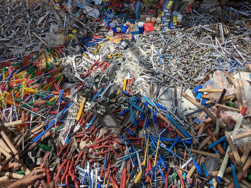 Farklı renklerde yalıtımlı hurda kablo parçaları